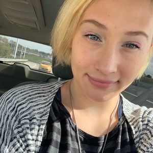 Meet your Posher, Aleka